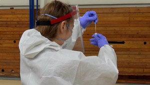 Pandemická nemocenská dávka a ošetrovné sa síce zvýšia na 100% príjmu, ale len v tomto mesiaci