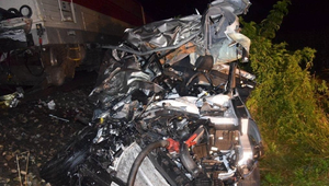 Tragédia na železničnom priecestí v Palárikove: Po zrážke s vlakom ostal z auta kus šrotu