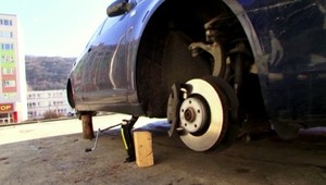 Autá na drevených klátoch a bez pneumatík. Realita v Banskej Bystrici