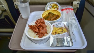 Boj s obezitou: Zakážte jedlo a pitie vo vlakoch a autobusoch, apeluje lekárka