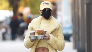 Ľudia sa smejú z outfitu Hailey Bieber: TOTO že je luxusný kabát?