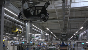 Ekonomika spomaľuje a v druhom štvrťroku je prepad aj v najdôležitejšom odvetví. Vo výrobe áut