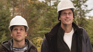 Pôjde o veľa: Alexander Skarsgård a Jesse Eisenberg v novom traileri bojujú za rýchlejší internet!