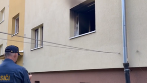 Išlo o sekundy: V byte seniorky horelo, hasiči museli ísť dovnútra cez okno