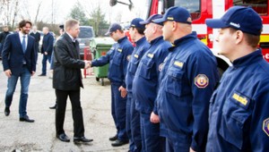 Premiér Robert Fico navštívil na Štedrý deň hasičov. Ochutnal aj kapustnicu