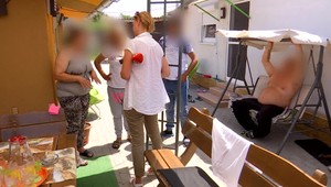 Vážne obvinenie. Neter podľa výpovede na polícii nútili k vyzliekaniu a hladkaniu pred kamerou