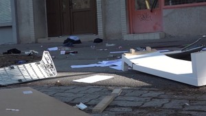 Drogovo závislý muž spustil policajnú akciu: Kričal a vyhadzoval veci z okna