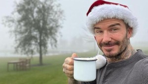 Vianočná FOTO Beckhamovcov pobavila ľudí: Všimli ste si, čo David vyviedol?
