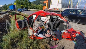 Obrovské šťastie vodiča: Po zrážke s vlakom prežil len s malými zraneniami