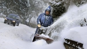 Sneženie poľaví, pridá sa vietor. Pozor na snehové jazyky!