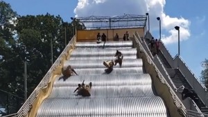 VIDEO: Adrenalínová atrakcia vyhadzovala návštevníkov do VZDUCHU!