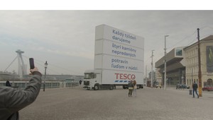 Tesco každý týždeň daruje 110 ton potravín. Upozorňuje na to netradičným spôsobom – obrovskými kamiónmi v centrách miest