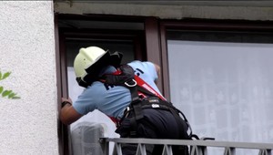 Žena odmietala dlhšiu dobu vyjsť z bytu. Nakoniec ju museli hasiči zachraňovať