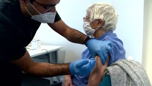 Proti Covidu-19 sa dali zaočkovať naši významní odborníci: Prečítajte si, čo všetko vakcína obnáša