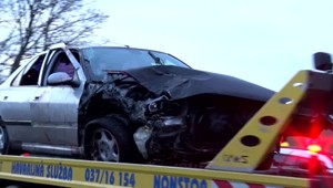 Tragická jazda 18-ročného šoféra skončila nárazom do stromu. Spolujazdec (16) neprežil