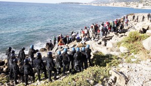 Polícia zlikvidovala tábor utečencov, migranti sa premiestnili na skaly