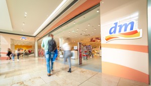 dm opäť zvyšuje mzdy