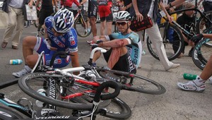 VIDEO. Pády, chaos a zmätok poznačili úvod Tour de France