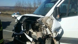 Pri čelnej zrážke zasahoval vrtuľník. Zranili sa dve osoby