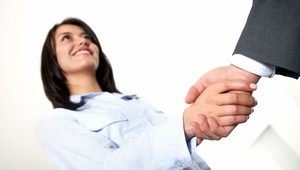 Podávanie rúk je nebezpečné ako fajčenie, tvrdia vedci