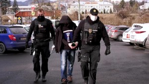 Brutálny útok na ženu, ktorá mu dala život. Syn zavraždil vlastnú matku sekerou, už sedí vo väzbe