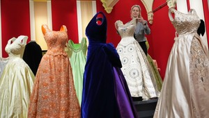 Buckinghamský palác ponúka výstavu oblečenia zosnulej kráľovnej Alžbety II.