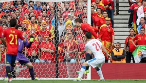 Piquého dnes nenávidí celé Česko. Stačil Iniestov center