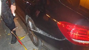 S papučou na aute sa rozhodne nepokúšajte odísť. Mohli by ste dopadnúť ako tento vodič