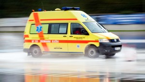 Robotníka zavalil pracovný stroj, Jozef skončil v nemocnici