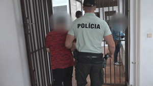 Ohrozoval vlastných rodičov. Následne zaútočil na policajtku