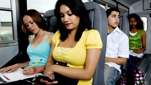 Cestujúci vystúpili, šofér si doprial sex so školáčkami!