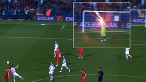 Ruského brankára Akinfejeva zasiahla svetlica do hlavy!