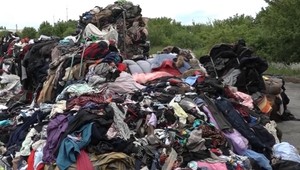 Policajti riešia podozrivú skládku použitého šatstva a odpadu