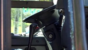 Autobus s cestujúcimi sa takmer prevalil do potoka