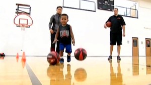 Trojročný basketbalový talent. Kluby sa ešte o neho potrhajú