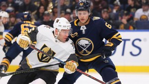 Nič pre padavky. Stastny zodvihol vybitý zub a hral ďalej