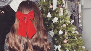 Zažiarte na Vianoce: TOP sviatočné účesy pre dlhé a kratšie vlasy