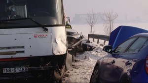 Tragická zrážka autobusu s autami pri Leviciach!