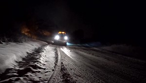 Husté sneženie a neupravené cesty spôsobili niekoľko kolízií. Cestári s počasím ťahali za kratší koniec