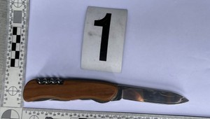 Otec jedného z detí si vzal ako rukojemníčku učiteľku materskej školy. Ohrozoval ju vreckovým nožom