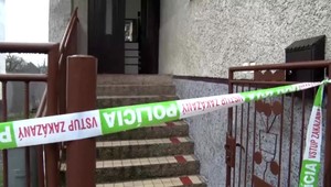 Muž, ktorý sa skrýval v skrini a pobodal svoju manželku, sa postavil pred súd