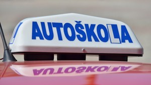 Okamžite vystúp, alebo použijem zbraň. Zlodej ukradol vozidlo autoškoly aj so žiakom