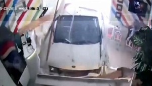 VIDEO: Dodávka vletela do reštaurácie. Sedelo v nej 10 školákov