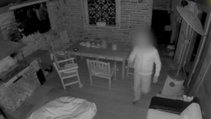 Unikal osem rokov. Polícia chytila zlodeja, ktorý pozoroval domácich počas spánku