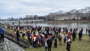 Ani päťstupňová voda neodradila ľadové medvede. Otužilci sa spoločne ponorili do vôd Váhu