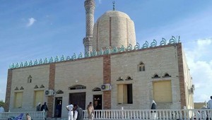 Počet mŕtvych po útoku v Egypte stúpol na 305. Medzi obeťami bolo aj 27 detí