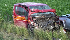 Po nehode ostala mladá žena zakliesnená v aute, zranili sa aj ďalší traja ľudia