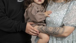 Kvôli rozkošnej dcérke ich zastavujú ľudia na ulici: Aj podľa vás vyzerá ako bábika?