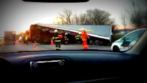 Nehoda na D1. Prevrátený kamión spôsobil rozsiahle kolóny!