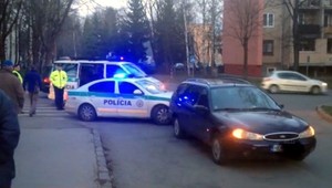 Vodič zrazil chodca (64), osvietilo ho slnko